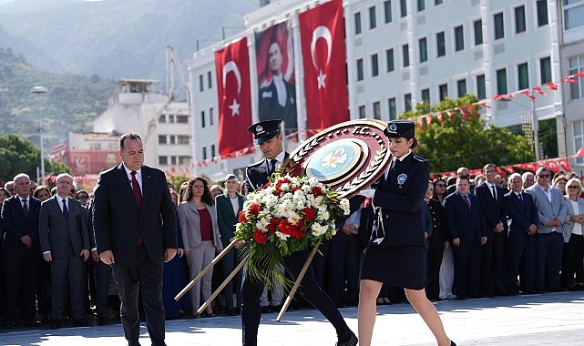 29 Ekim Bayram Coşkusu Çelenk Sunumuyla Başladı
