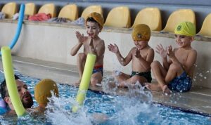 Buca’nın miniklerine ücretsiz eğitimden sonra şimdi de havuz keyfi