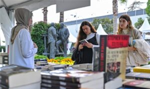 İZKİTAP’ta edebiyat şöleni sürüyor