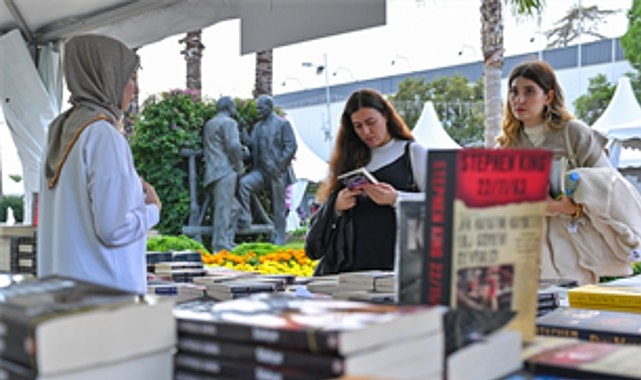 İZKİTAP’ta edebiyat şöleni sürüyor