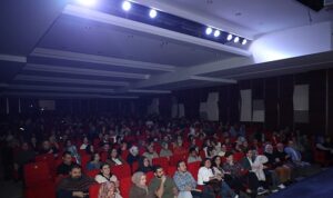 “Komşu Köyün Delisi” Yeni Sezonda Da Kapalı Gişe