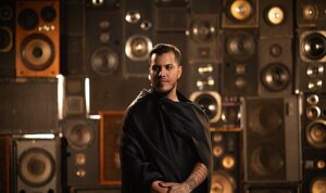 Ozan Kartal’dan geleneksel ritimlere modern yorum: ‘Zeibeck In The Desert’ yayında!