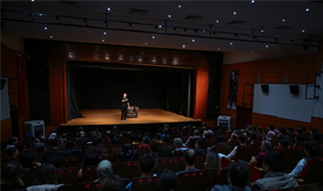 Tahsin Hasoğlu’ndan İZKİTAP’ta kahkaha dolu gece