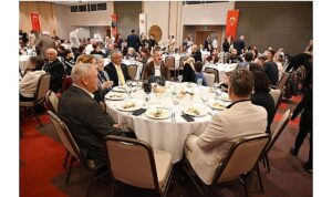 Başkan Topaloğlu öğretmenlerle yemekte bir araya geldi