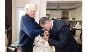 Başkan Tugay lise öğretmenini ziyaret etti