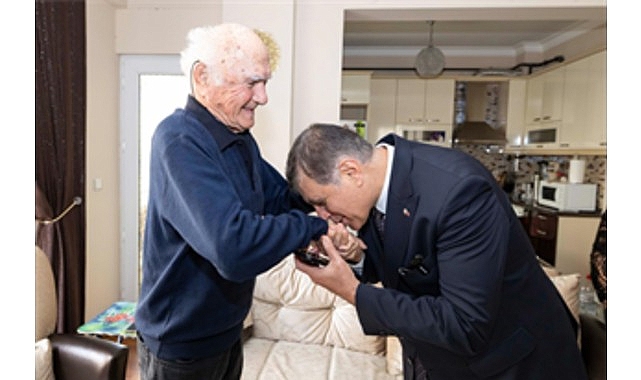 Başkan Tugay lise öğretmenini ziyaret etti