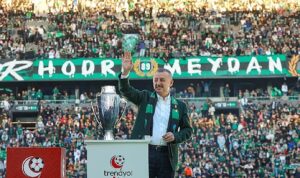 Büyükakın, hem Kocaelispor’u, hem de taraftarı kutladı