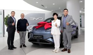 BYD Başkan Yardımcısı Stella Li, Türkiye’de İlk SEALION 7 Teslimatını Gerçekleştirdi