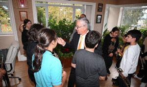 Geleceğin müzisyenlerinden Başkan Topaloğlu’na Öğretmenler Günü sürprizi