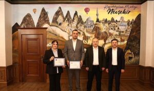 “İlmek İlmek Türkiye” Halı Motifi Vali Fidan’a Armağan Edildi