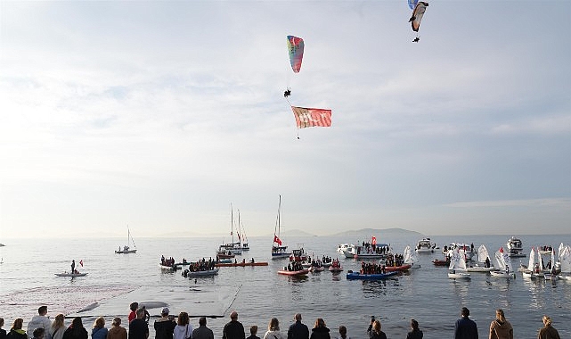 Kadıköy’de Binlerce Kişi Ata’ya Saygı Zinciri Oluşturdu