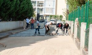 Karşıyaka’da okul çevrelerinde yol bakım çalışması