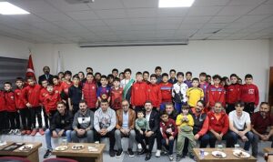 Rasim Arı Başkan’dan Minik Futbolculara Krampon Hediyesi