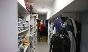 Buca’da giysi kumbaraları ile dayanışma büyüyor